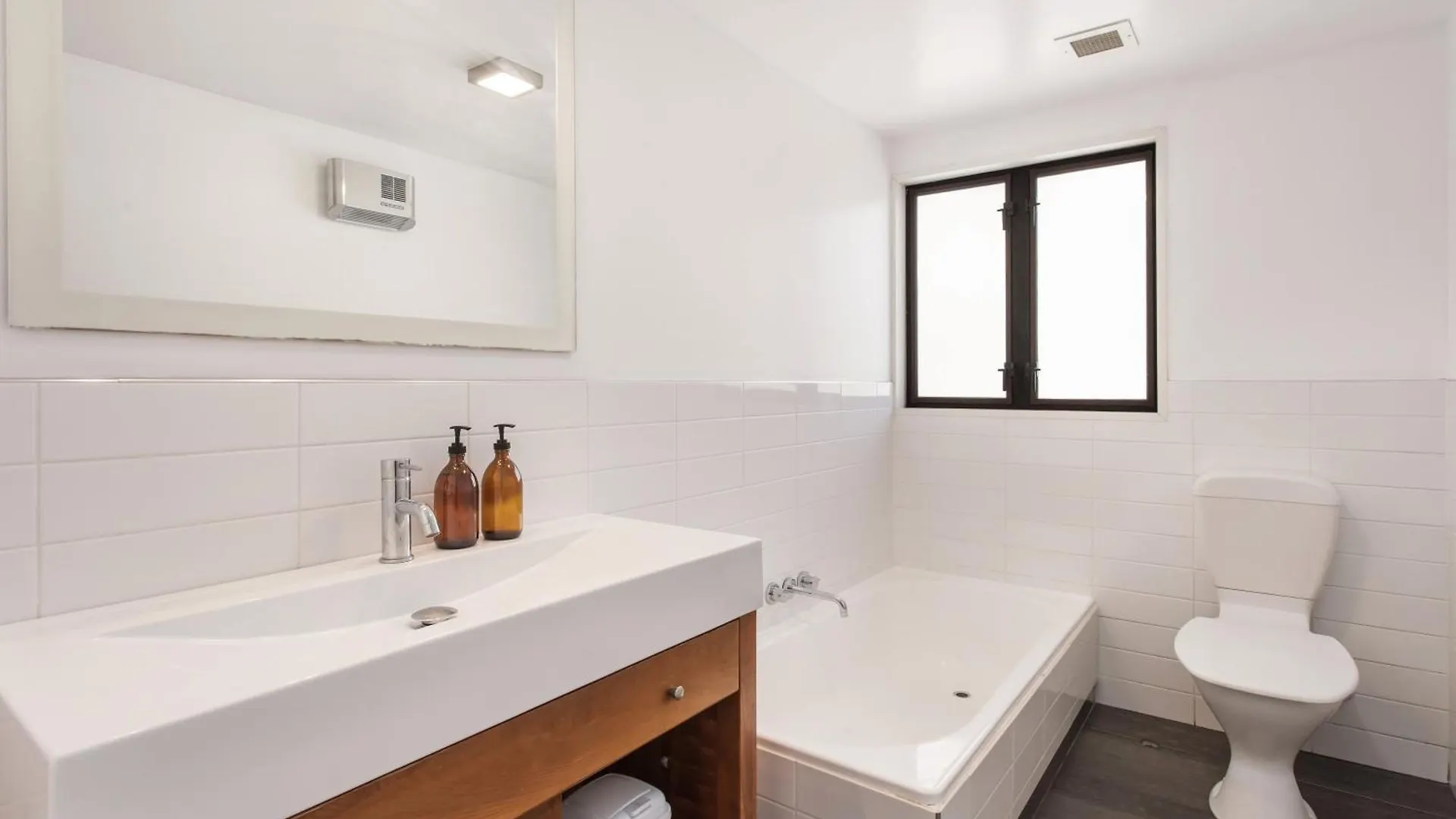 Prime Cbd Hospital Location Plus Garage 2Bdrms Christchurch