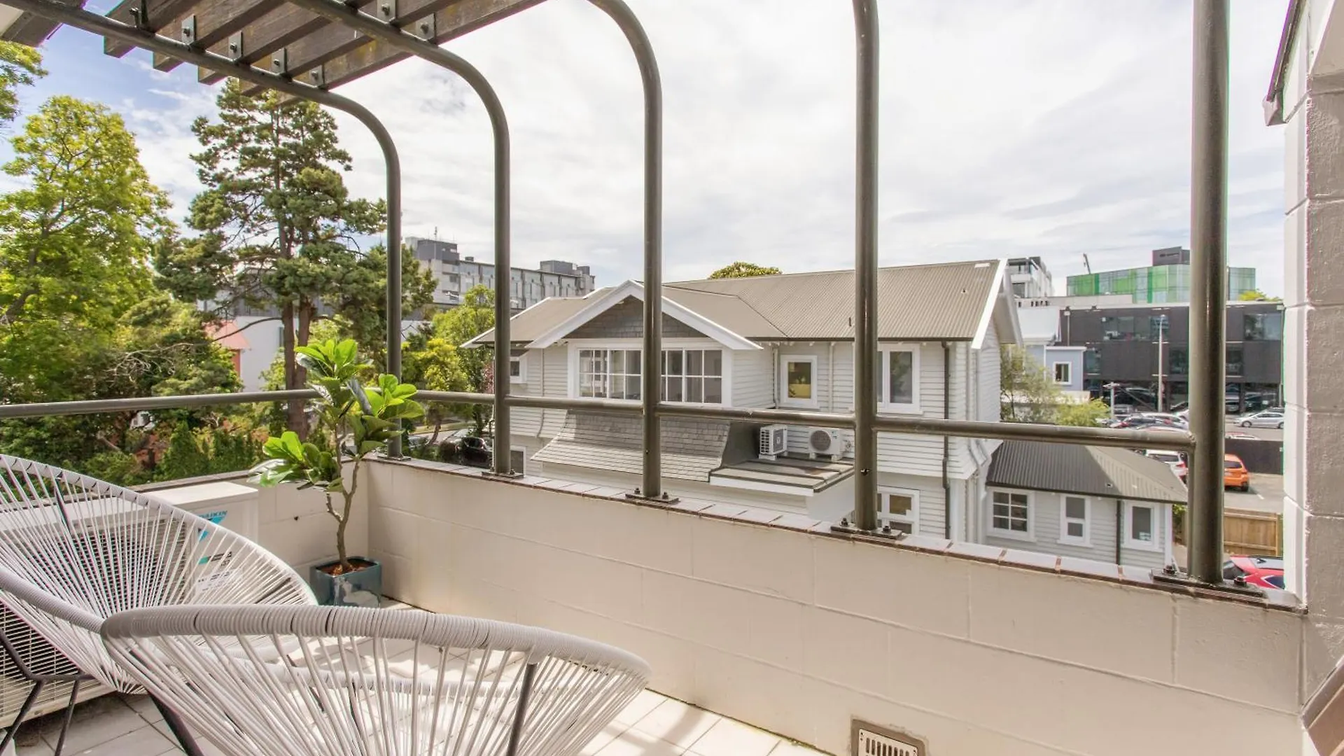 Prime Cbd Hospital Location Plus Garage 2Bdrms Christchurch